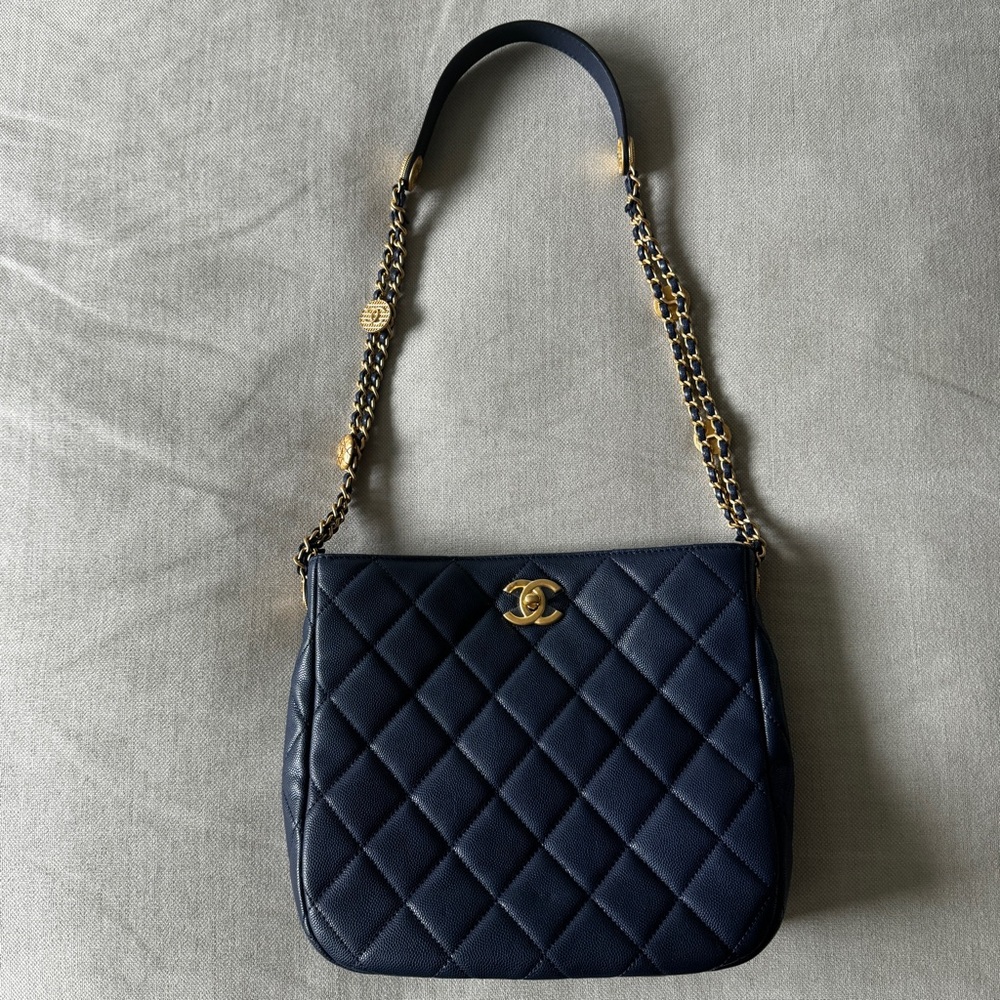 ⭐️CHANEL⭐️22A Twist Your Button Caviar Leather Hobo Shoulder Bag - Picture 2 of 16